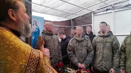 Сергей Поливцев с военнослужащими.