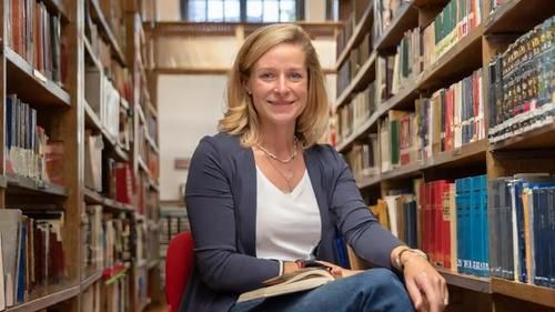 Лицо женщины выглядит нормально, но полки вокруг нее сразу выдают ИИ