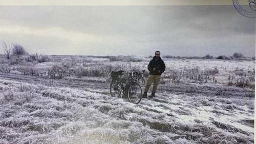 Руслан Сидики запускает дрон.