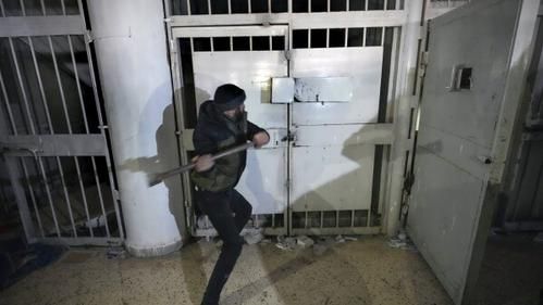 Повстанец врывается в тюрьму Седная